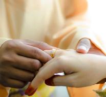 Malaysians furious: man (41) marries 11-year-old girl
