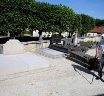 Man on grave De Gaulle drank