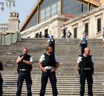 Marseille station: man sticks to passers