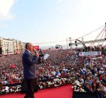 Mass on the leg for Turkish opposition leader