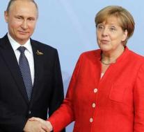 Merkel and Putin talk about deploying blue helmets