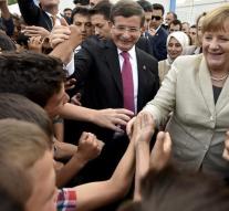 Merkel in camp near Syria border