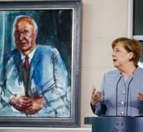 Merkel praises mentor Kohl