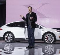 Musk : Tesla fired developers to Apple