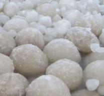 Mysterious balls engulf Syberisch beach