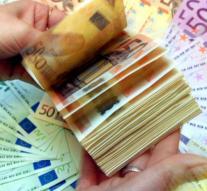 Mystery over bills floating in Danube