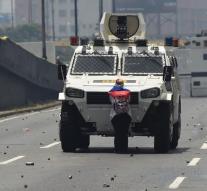 New 'Tiananmen moment' in Venezuela: Woman is proud of tank