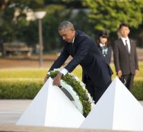 Obama lays wreath at Hiroshima