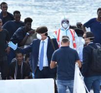 Only children can leave a rescue ship at Catania