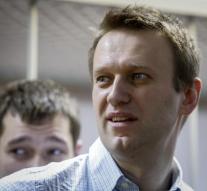 Opposition leader Navalni challenges Putin out