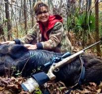 Palin poses with boar shot for Trump
