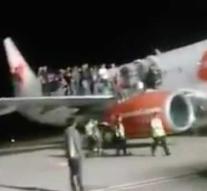 Panic on airplane wing after bomb alert: wounded