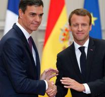 Paris and Madrid want refugee centers EU