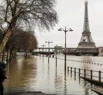 Paris closes stations due to high water