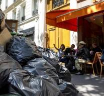 Paris let private companies collect garbage