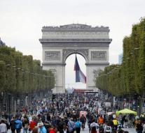 Paris shows ambition with car-free Sunday