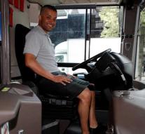 Parisian bus driver is allowed to wear shorts
