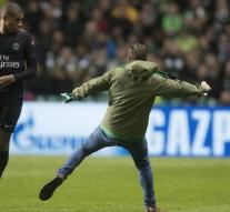 PHOTO- Celtic fan on field moves to Mbappé