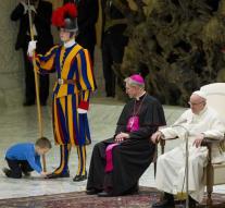Playing child entertains pope during audience