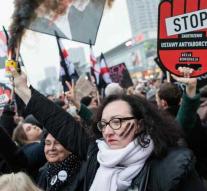 Poles argue against stricter abortion law