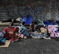 Police Paris clears up camps migrants