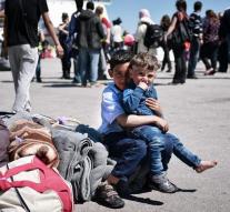 Police Piraeus separates refugees