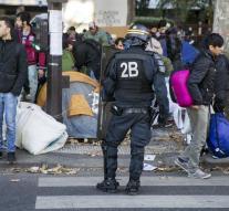 Police raid refugee camp in Paris