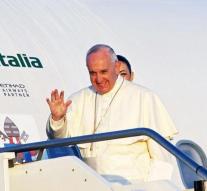 Pope arrives in Lesbos