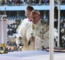 Pope praises Swedish asylum