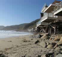 Posh Malibu restores ' faded glory beach '