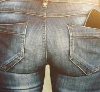 Proof: women really can not lose anything in pockets