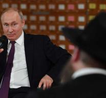 Putin signs law against fake news