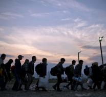 Refugees storm border fence Greece