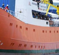 Rescue ship Aquarius loses Panamanian flag
