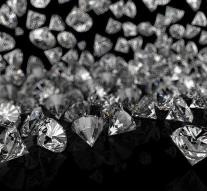 Robber grabs 15 million in diamonds