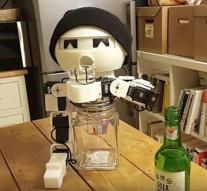 Robot for the lonely drinker