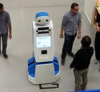Robot pointing the way travelers at Schiphol