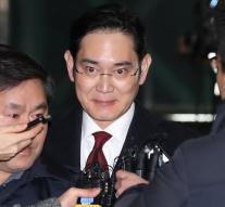 Samsung chief questioned for 22 hours