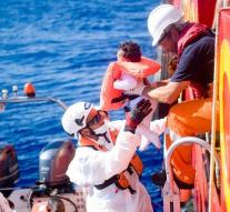 Save the Children also ceases aid at sea