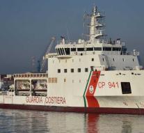 Ship with 900 migrants moor in Italy