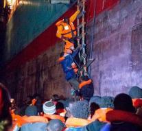 Ship with migrants may moor in Italy