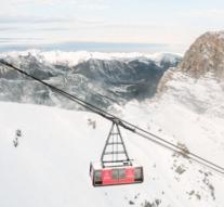 Skiers stuck in lift at 3800 meters altitude