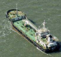 Somali pirates let go hijacked ship