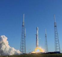 SpaceX launches new type of rocket after postponement