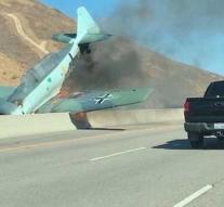 Spectacular landing plane filmed on highway