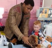 Star Wars star surprised children in hospital