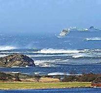'Stranded cruise ship can sail again'