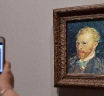 Street performer underestimates Van Gogh's popularity