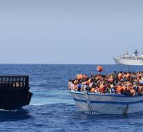 Sunken boat refugees still salvaged