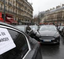 Taxi drivers block away Paris airport